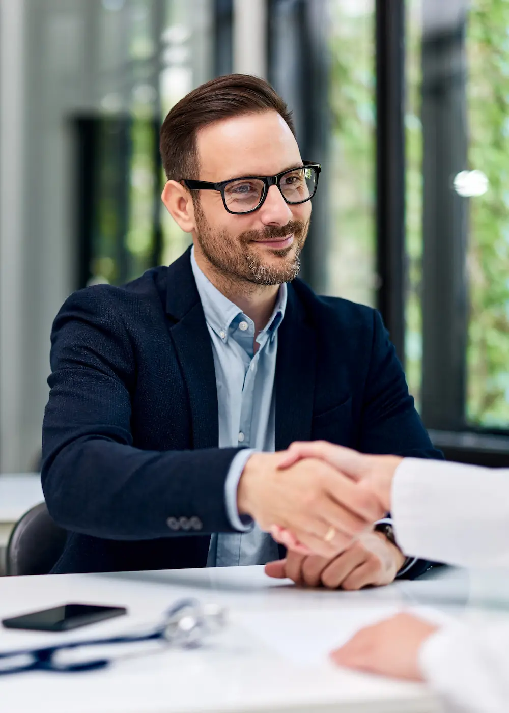 Mężczyzna witający się z klientem